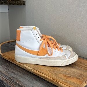 Nike Blazer Mid '77 women’s size 9
Great condition creamsicle /white
FD0287-100